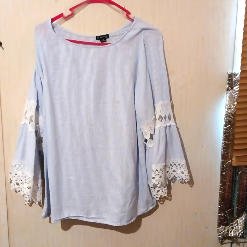 Cute 3 quarter sleeve lace trim top
